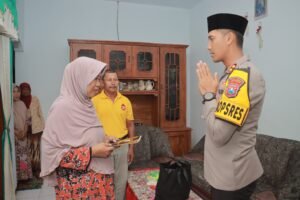 Kapolres Jember Serahkan Santunan Buat Keluarga Anggota KPPS Yang Meninggal