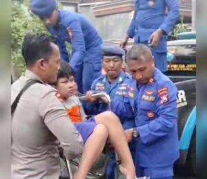 Polres Mojokerto dan Ditpolairud Polda Jatim Evakuasi Korban Banjir, 3000 Jiwa Diungsikan