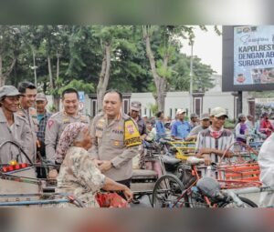 Kapolrestabes Surabaya Ajak Sarapan Bareng dan Berbagi Sembako Untuk Abang Becak