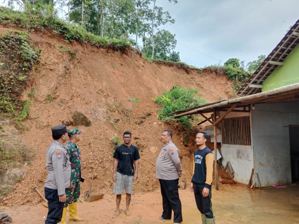 Gerak Cepat Polisi bersama TNI Bantu Warga Pacitan yang Terdampak Tanah Longsor 