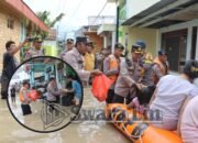 Polisi Distribusikan Ribuan Nasi Bungkus Untuk Warga di Bojonegoro Saat Banjir Belum Surut
