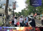 Polres Malang Berbagi Ratusan Kantong Takjil Untuk Pengguna Jalan, Berkah Ramadhan 1445 H