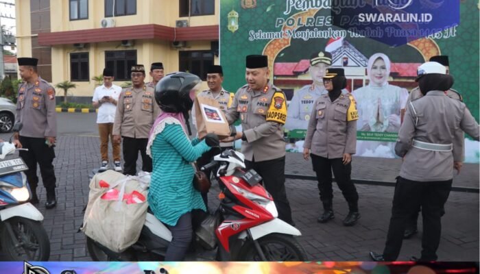 Semarak Ramadhan, Polres Pasuruan Bagi Takjil Gratis ke Pengendara
