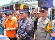 Kapolda Jatim Dampingi Kepala Staf TNI AL Serahkan Bansos Untuk Warga Bawean yang Terdampak Gempa