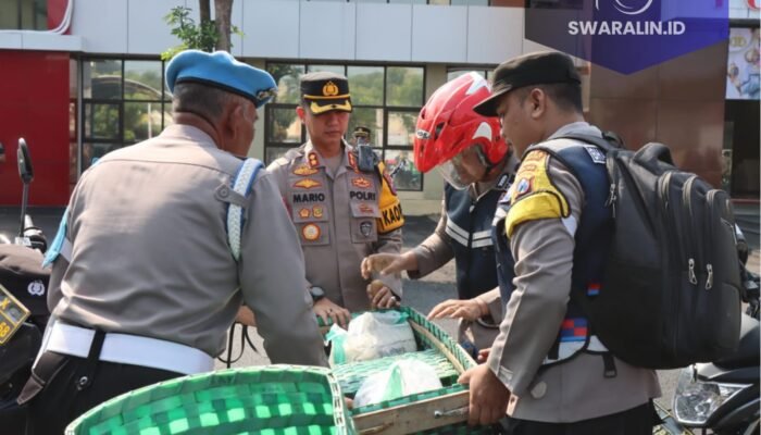 Pak Bhabin Polres Bojonegoro Salurkan 689 Paket Zakat Door to door