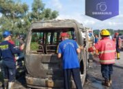 Mobil Minibus Elf Dari Bojonegoro Terbakar Akibat konsleting Kabel Listrik di Ruas Tol Pandaan-Malang