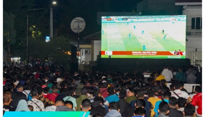 Polres Pasuruan Kota Titip Pesan Pilkada Damai Dalam Nobar Indonesia Lawan Filipina