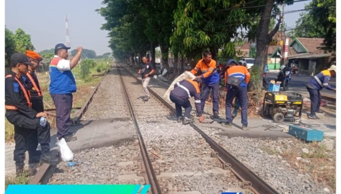 Tingkatkan Keselamatan Perjalanan Kereta Api, KAI Daop 8 Surabaya bersama Dirjenka Kemenhub dan Dishub Kab Pasuruan Tutup Perlintasan Sebidang Liar di Beji Pasuruan