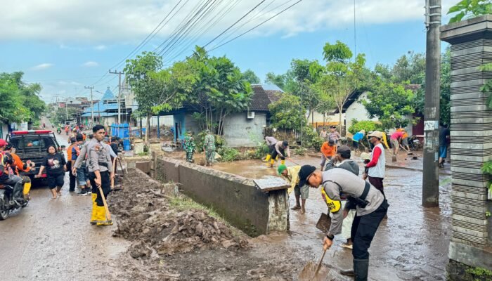 Kolaborasi Polres Kediri Kota Bersama TNI dan Pemkab Tangani Banjir di Desa Tiron