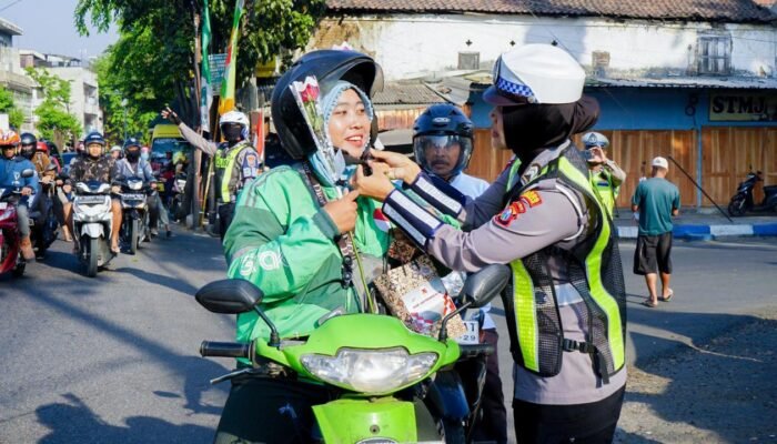Satlantas Polres Pasuruan Gelar Aksi Simpatik Tertib Berlalu Lintas, Bagikan Helm SNI Kepada Pelanggar motor