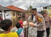 Polres Pasuruan Kota Evakuasi Warga Terdampak Banjir dan Beri Bantuan 1000 Nasi Kotak