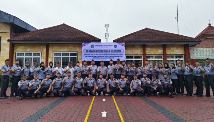 PETUGAS LAPAS TULUNGAGUNG LAKSANAKAN DEKLARASI KOMITMEN BERANTAS NARKOBA DAN TELEPON GENGGAM