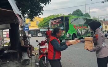Polwan Polres Pasuruan Tebar Kepedulian, 100 Nasi Kotak Dibagikan dalam Aksi Jum’at Berkah