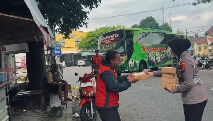 Polwan Polres Pasuruan Tebar Kepedulian, 100 Nasi Kotak Dibagikan dalam Aksi Jum’at Berkah