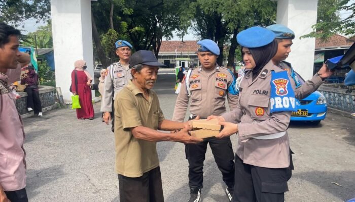 Jelang Hari Bhayangkara, Propam Polres Pasuruan Gelar Baksos Bagikan Nasi Kotak untuk Warga