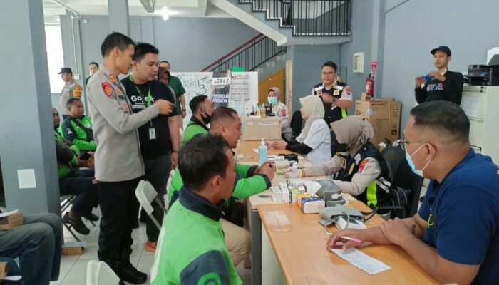 Senyum Ceria Driver Ojol Dapat Layanan Kesehatan Gratis dari Polresta Malang Kota Jelang Hari Bhayangkara ke -79