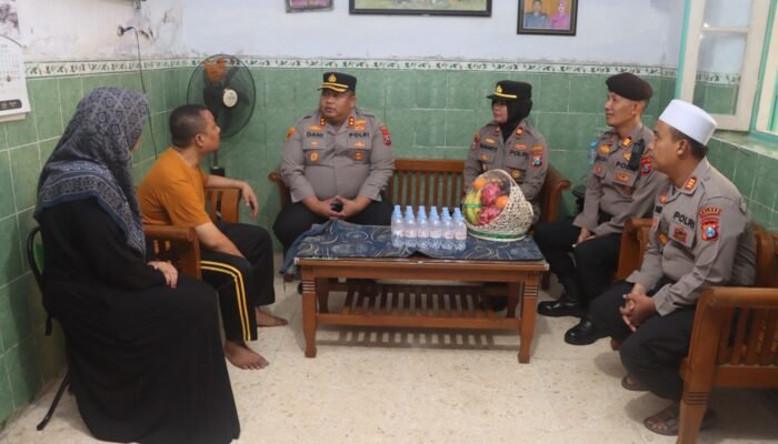 Hari Bhayangkara Ke-79, Kapolres Pasuruan Tunjukan Kepedulian Dengan Kunjungi Anggota Yang Sakit