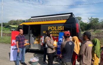 PERINGATI HARI BHAYANGKARA KE-79, KASAT BINMAS POLRSS PASURUAN SALURKAN BANTUAN SOSIAL UNTUK PEMULUNG DI TPA WONOKERTO