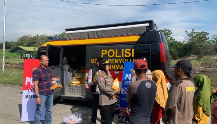 PERINGATI HARI BHAYANGKARA KE-79, KASAT BINMAS POLRSS PASURUAN SALURKAN BANTUAN SOSIAL UNTUK PEMULUNG DI TPA WONOKERTO
