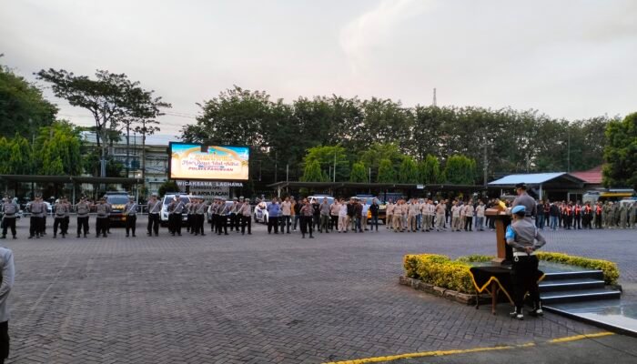 Polres Pasuruan Gelar Apel Pasukan Pengamanan Malam Takbir Idul Adha 1446 H  “Wakapolres minta tetap humanis saat jalankan kegiatan di lapangan”