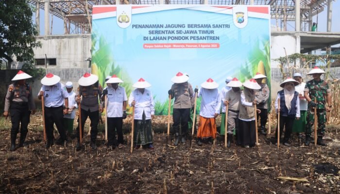 Dukung Swasembada Pangan, Polres Pasuruan Tanam Jagung Bareng Santri Ponpes Sabilunnajah
