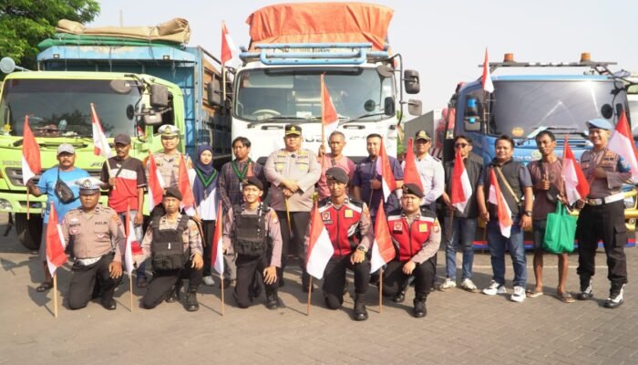 Jelang HUT RI ke-80, Polres Pasuruan Gandeng Mahasiswa, LSM, dan Media Bagikan 500 Bendera Merah Putih