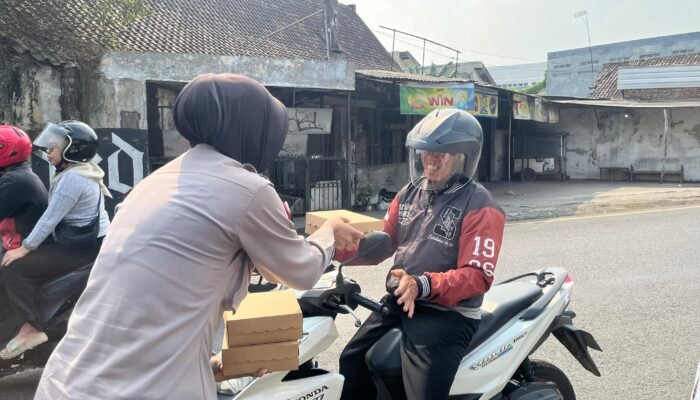 Bagikan 100 Nasi Kotak di Jumat Berkah, Polwan Pasuruan Pererat Hubungan dengan Warga