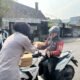 Bagikan 100 Nasi Kotak di Jumat Berkah, Polwan Pasuruan Pererat Hubungan dengan Warga