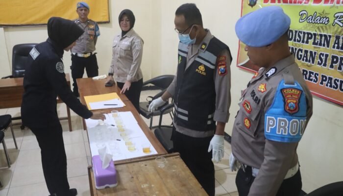 Dalam Rangka HUT ke-77, Polwan Polres Pasuruan lakukan Gaktiblin Tes Urine dan Kerapian