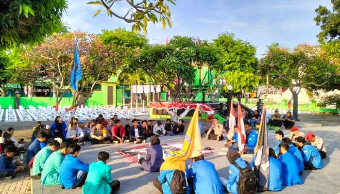 Mahasiswa BEM Pasuruan Raya Lawan Represivitas, Kritisi DPR dan Polri di Makam Pahlawan BangiL