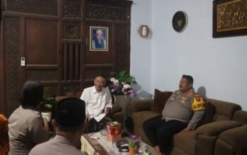 Kapolres Pasuruan Sowan KH. Soleh, Minta Doa Jaga Kamtibmas Kondusif