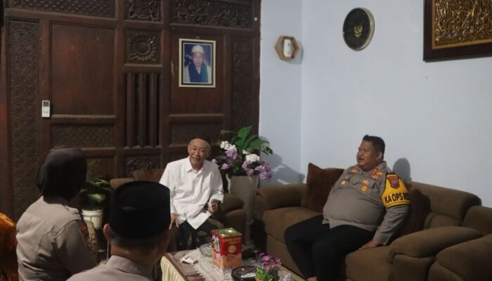 Kapolres Pasuruan Sowan KH. Soleh, Minta Doa Jaga Kamtibmas Kondusif