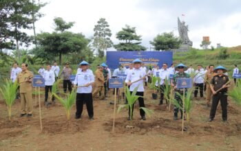 Jejak Hijau Pemasyarakatan Demi Wujudkan Kelestarian Di Masa Depan   “Tanam Serentak 10 Ribu Pohon Kelapa”