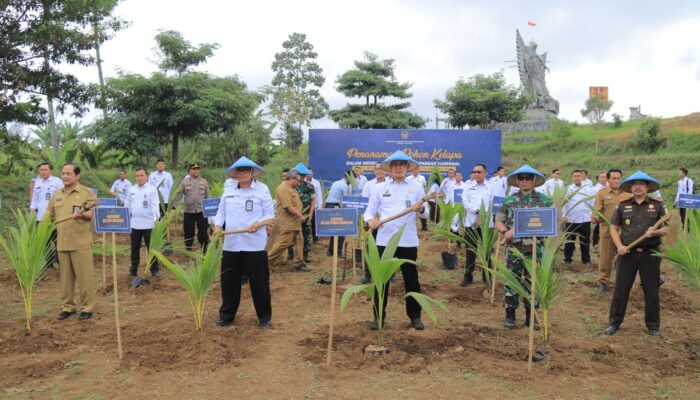 Jejak Hijau Pemasyarakatan Demi Wujudkan Kelestarian Di Masa Depan   “Tanam Serentak 10 Ribu Pohon Kelapa”