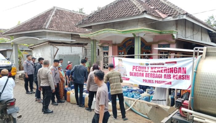 Polres Pasuruan Bersama PMII Redakan Dahaga Warga Lumbang   “Salurkan 6.000 Air bersih”