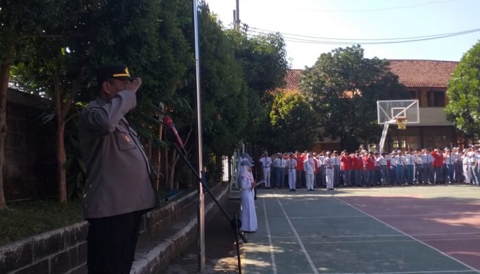 Kapolsek Prigen Pimpin Upacara di SMKN 1, Ajak Siswa Jauhi Kenakalan Remaja dan Narkoba