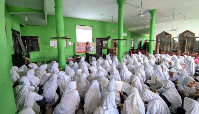 Cooling system Polsek Pandaan Masuk Pesantren, Edukasi Santri Soal Tertib Jalan dan Bahaya Perundungan