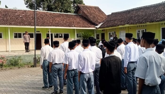 Kapolsek Wonorejo Jadi Pembina Upacara di Yayasan Hidayatul Mubtadiin, Ingatkan Bahaya Kenakalan Remaja