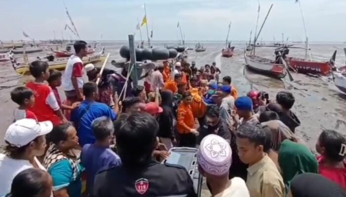 Perahu Nelayan Pasuruan Terbalik Dihantam Ombak. Dua Tewas  “Lima Orang lainnya Selamat”