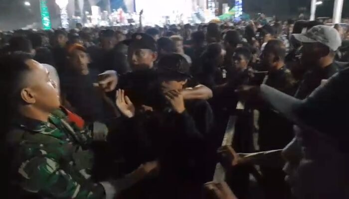 Ricuh Warnai Pagelaran Dangdut PHBN Dan Hari Jadi Kabupaten Pasuruan Yang Ke – 1086. Dua Kelompok Penonton Terlibat Adu Jotos