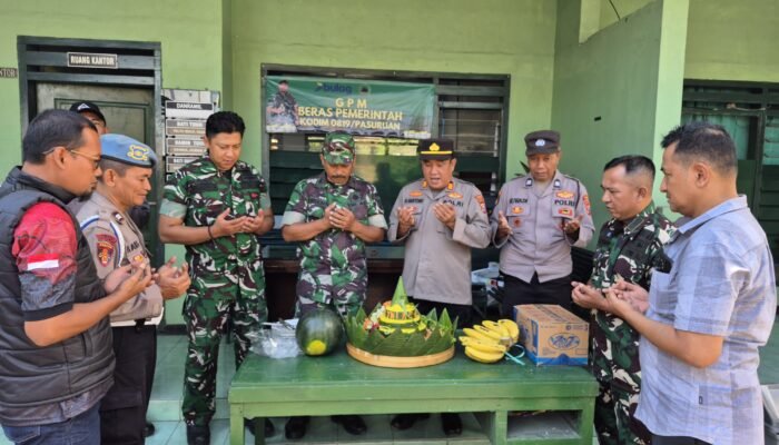 Polsek Prigen Wujudkan Solidaritas, Serahkan Tumpeng HUT ke-80 TNI kepada Koramil