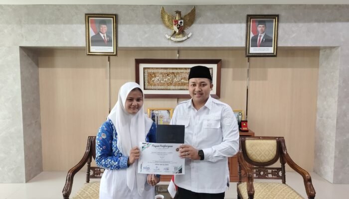 Bupati Rusdi Janjikan Beasiswa untuk Rhenate, Siswi Pasuruan Peraih Emas Olimpiade Nasional di UGM