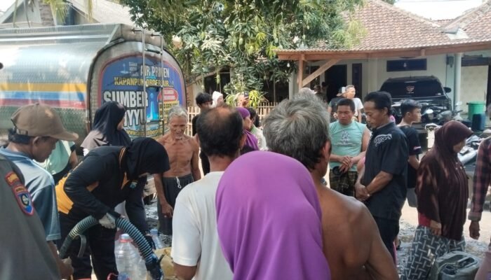 Polsek Sukorejo Salurkan Dua Tangki Air Bersih untuk Warga Kenduruhan yang Krisis Air  “Warga ucapkan Terimakasih Pada Polri”