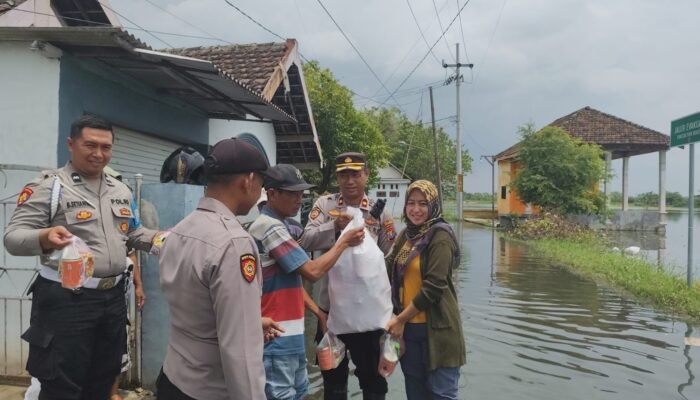 Kapolsek Beji Kompol. Sukiyanto dan kepala desa Kedung ringin Gerak Cepat Salurkan Bansos untuk 470 KK Korban Banjir di desa Kedungringin