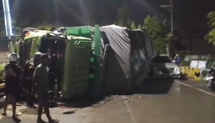 “Lengah Sekejap Dan Nyaris Maut” Truk Terguling Timpa Innova di Jalur Pantura Pasuruan