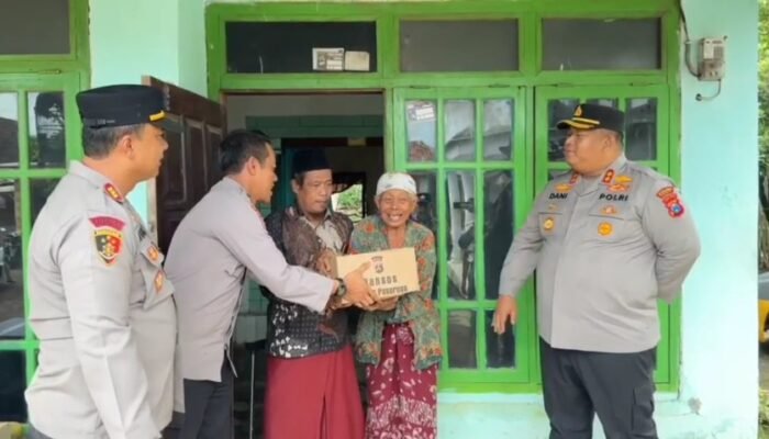 Diterjang Hujan Deras dan Angin Kencang, Dapur Rumah Warga Pasuruan Ambruk: Kapolres Turun Tangan Beri Bantuan