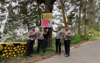 Curah Hujan Meningkat, Satlantas Pasuruan Pasang Spanduk Peringatan Rawan Longsor di Jalur Wisata Tosari