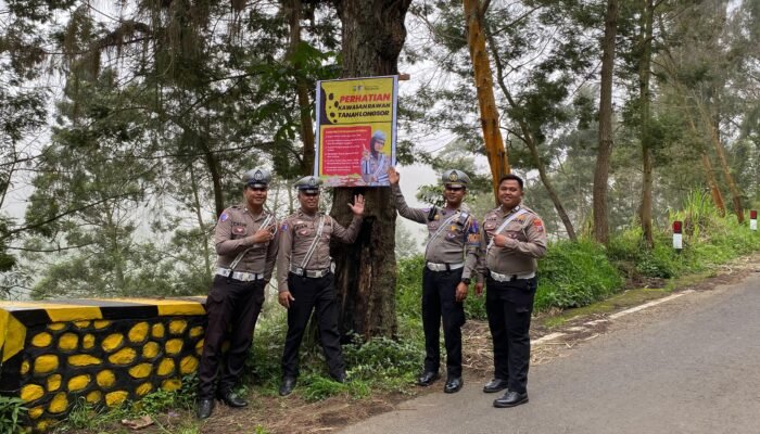 Curah Hujan Meningkat, Satlantas Pasuruan Pasang Spanduk Peringatan Rawan Longsor di Jalur Wisata Tosari