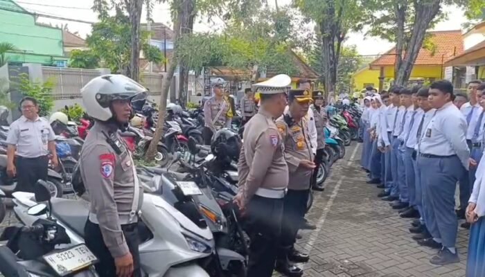 Polisi Razia Motor Pelajar di SMAN 3 Pasuruan, Belasan Kendaraan Tak Standar Terjaring Operasi Zebra