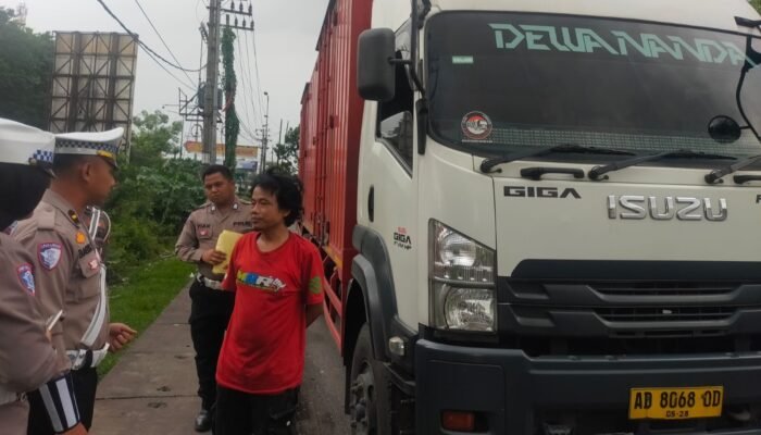 Ops Zebra Semeru 2025, Polisi Tempel Stiker Teguran untuk Truk yang Parkir Liar di Bundaran Apollo Gempol